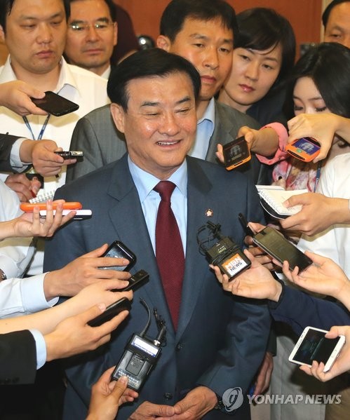 ▲ 새누리당 강창희 의원이 30일 국회 정론관에서 국회의장 출마기자회견을 하고 나서 취재진의 추가질문에 답변하고 있다. ⓒ연합뉴스