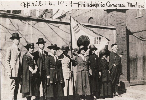 ▲ 1919년 4월 16일 필라델피아에서 한인자유대회를 마친 의 참석자들. 왼쪽에서 첫 번째가 정한경, 세 번째가 이승만이며 중간에 태극기를 들고 있는 여인이 노디 김 양이다.