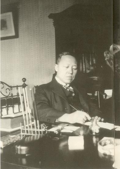 ▲ 워싱턴에 개설된 사무실에서 집무하는 이승만 임시정부 대통령의 모습.(1922. 1)