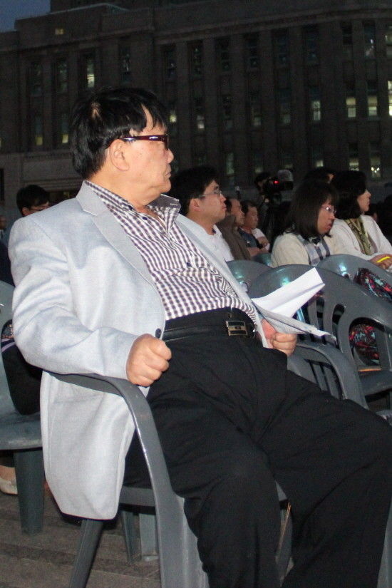 ▲ '통영의딸' 신숙자 씨의 남편인 오길남 씨. 30일 열린 '휴먼콘서트'에 참석한 그가 그의 가족 사진첩으로 만들어진 동영상을 바라보고 있다.ⓒ 뉴데일리