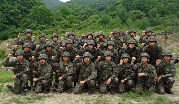 ▲ 이번에 전원이 특등사수로 뽑힌 소대원들의 단체사진. 최근 육군은 새로운 훈련방식을 적용하고 있다.