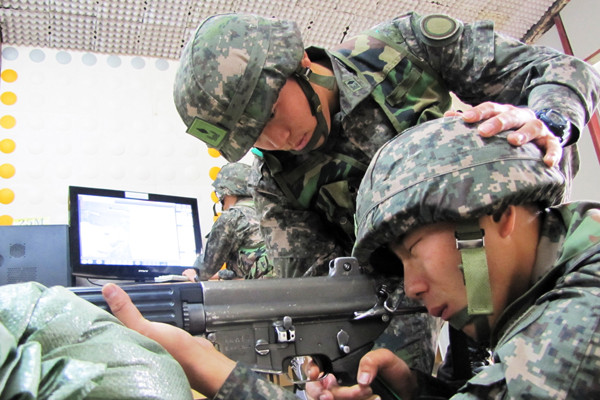 ▲ '특등사수' 소대원 중 한 명이 사격자세에 대해 지도를 받고 있다. 사격 점수가 높아지는데는 집중적인 훈련과 교정이 큰 도움이 됐다고 한다.