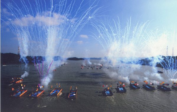 ▲ 해군 바다사진 공모전에서 영예의 금상을 수상한 정용석 씨의 '명량해전'.