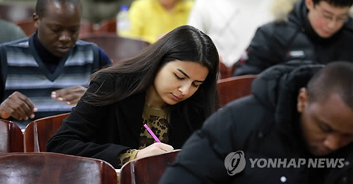 ▲ 올해 1월 29일 서울 경희대학교에서 외국인들이 제25회 한국어능력시험(TOPIK)을 보고 있다.ⓒ 사진 연합뉴스