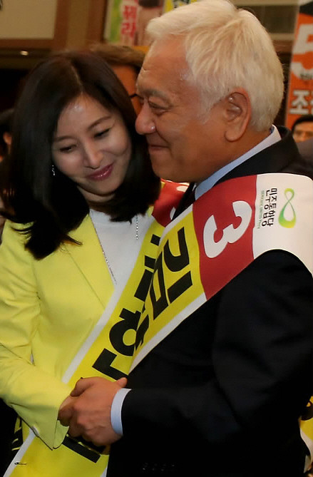 ▲ 민주통합당 전당대회에 출마한 김한길 후보가 30일 강원도 원주시 인터불고호텔에서 열린 당 대표 및 최고위원 선출대회에서 1위로 선두를 탈환하고 나서 부인 최명길씨의 축하를 받고 있다. ⓒ 연합뉴스