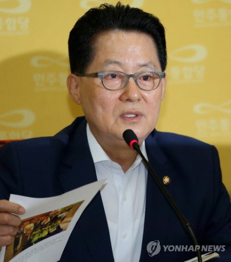 ▲ ⓒ31일 국회에서 열린 민주통합당 고위정책회의에서 박지원 원내대표가 2008년 이명박대통령이 일본방문시 MBC김재철 사장과 연루된 무용가 정 모씨와의 기념사진을 보이고 있다. 이날 박 원내대표는 J씨와 이 대통령과의 연관성을 언급하면서도 자세한 내용은 나중에 밝히겠다고 발언했다. ⓒ 연합뉴스