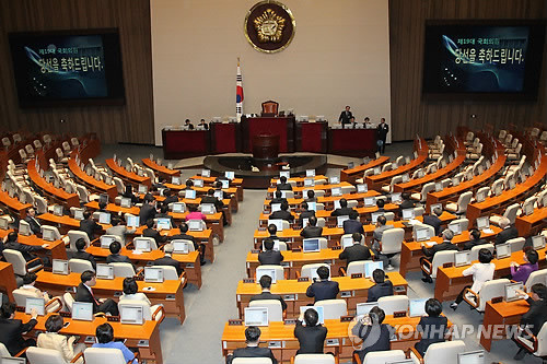 ▲ 제19대 국회 초선의원들이 17일 국회 본회의장에서 사무처직원으로부터 설명을 듣고 있다. ⓒ 연합뉴스