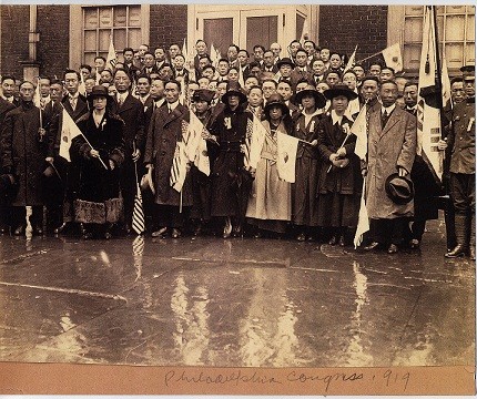 ▲ 1919년 4월 14일부터 16일까지 필라델피아의 에서 개최된 에 참석했던 대표들의 기념사진, 왼쪽에서 세 번째가 민찬호, 둘째 줄의 그 다음이 정한경, 그리고 그 옆에 서있는 이가 서재필이다. 이승만은 서재필 오른쪽에 서있으며 옆얼굴을 보이고 있다.