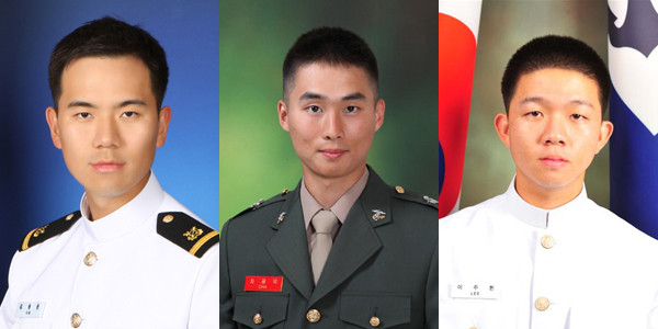 ▲ 이번 임관식에서 국방장관상을 수상한 김용운 소위(해군), 차광덕 소위(해병)와 참모총장 상을 받은 이주헌 하사(해군). (왼쪽부터)
