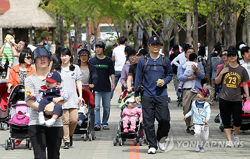 ▲ 지난 10년 사이 서울의 가족구조가 크게 달라진 것으로 통계조사 결과 나타났다. 무엇보다 노부모에게 얹혀사는 30~40대 자녀의 비율 급증이 급격한 가족관계의 변화를 상징적으로 보여주고 있다.ⓒ 연합뉴스(자료사진)