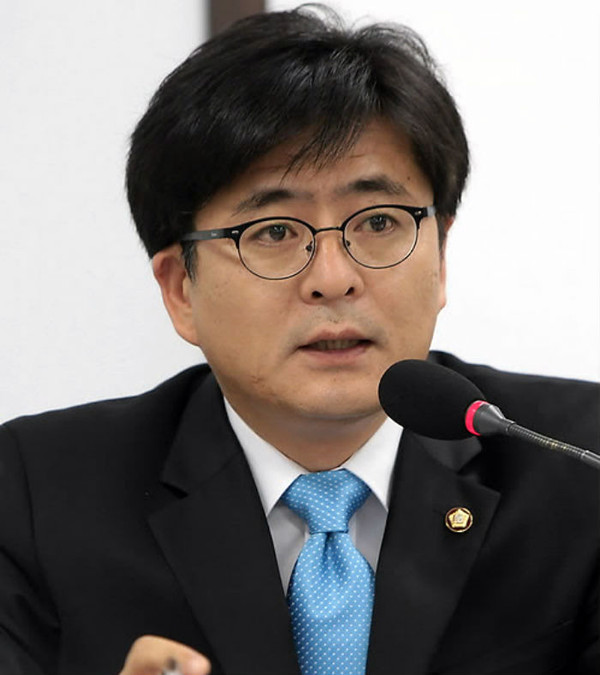 ▲ 지난 31일 오후 국회도서관 입법조사처 회의실에서 열린 '통합진보당 새로나기 1차 토론회'에서 박원석 위원장이 발제를 하고 있다. ⓒ연합뉴스