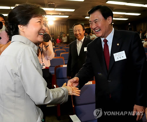 ▲ 1일 박근혜 새누리당 전 비대위원장과 강창희 의장 후보가 악수를 나누고 있다. ⓒ 연합뉴스