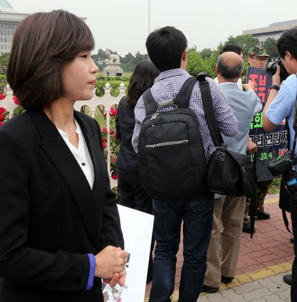 ▲ 통합진보당 주사파 계열 구당권파 소속 김재연 의원이 지난달 30일 국회 앞에서 개최한 반값등록금 집회장소에서 한 공익요원이 종북좌파의 국회입성을 반대하는 1인 시위를 벌이고 있다. ⓒ연합뉴스
