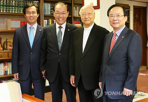 ▲ 정진석 추기경이 1일 오전 서울 명동성당을 방문한 새누리당 황우여 대표(왼쪽에서 두번째), 이주영 전 정책위의장, 김영우 대변인과 기념촬영을 하고 있다. ⓒ연합뉴스