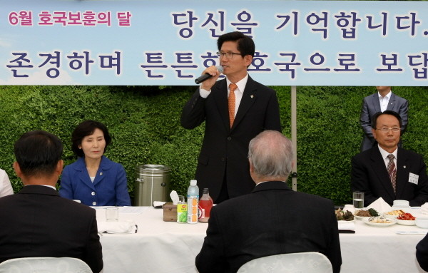 ▲ 1일 오후 도지사 관사에서 열린 경기도 보훈단체 간담회에서 김문수 도지사가 인사말을 하고 있다. ⓒ 뉴데일리