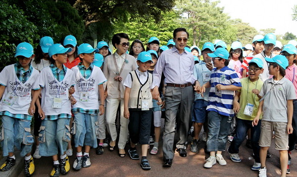 ▲ 지난해 어린이기자단 초청 행사에서 이명박 대통령 내외가 청와대 내부를 소개하고 있다. ⓒ 자료사진
