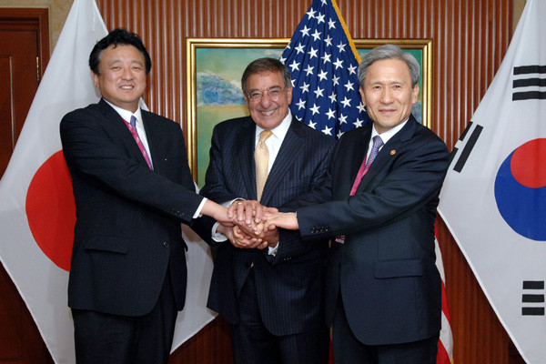 ▲ 英IISS가 주최하는 아시아안보회의(일명 샹그리라 회의)에 참석한 한미일 국방장관들이 협력강화를 다짐했다. 사진 왼쪽부터 와타나베 슈 日방위성 대신, 리언 파네타 美국방장관, 김관진 韓국방장관.