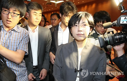 ▲ 통합진보당 이정희 공동대표가 지난달 12일 고양시 킨텍스에서 열린 제1차 중앙위원회의에 앞서 사퇴발언하고 나서 회의장을 떠나고 있다. ⓒ연합뉴스