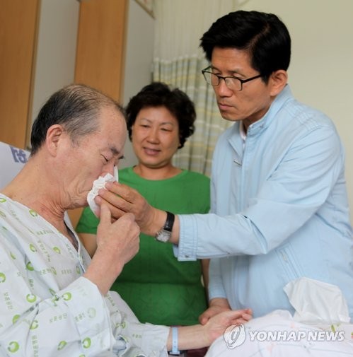 ▲ 김문수 경기도지사가 3일 중앙보훈병원을 방문, 국가를 위해 희생한 환자들을 위문하고 있다. ⓒ 연합뉴스