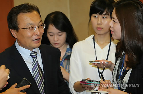 ▲ 민주통합당 전당대회에 출마한 이해찬 후보가 3일 국회 정론관에서 기자회견을 마치고 나서 취재진의 추가질문에 답변하고 있다. 2012. 6. 3 ⓒ 연합뉴스(자료사진)