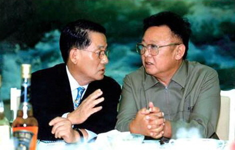 ▲ 북한 김정일과 만나 대화를 나누고 있는 민주통합당 박지원 원내대표의 모습.