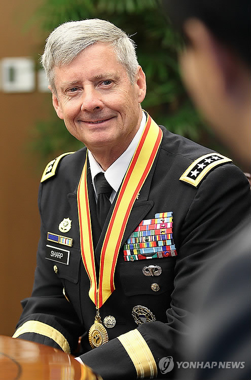 ▲ 작년 서울시 명예시민에 선정된 월터 샤프 한미연합사령관이 위촉식 후 명예시민 메달을 걸고 있는 모습.ⓒ 사진 연합뉴스
