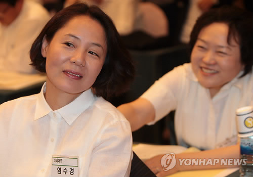 ▲ '폭언 논란'에 휩싸인 민주통합당 임수경 의원이 4일 오전 서울 양재동 교육문화회관에서 열린 워크숍에 참석해 동료 의원과 대화를 나누고 있다. ⓒ연합뉴스