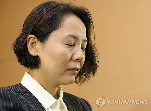 ▲ 민주통합당 임수경 의원이 4일 기자들 앞에서 대국민 사과를 했지만 전날 발표한 성명을 그대로 읽는데 그쳤다. 전날 발표했던 글을 다 읽어 내려간 임 의원은 기자들로 부터 질문도 받지 않고 `도망치듯' 기자회견장을 빠져나갔다.  ⓒ 연합뉴스(자료사진)