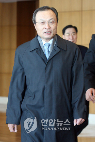 ▲ 이해찬 전 총리가 지난 2007년 열린우리당 동북아평화위원회위원장 자격으로 북한을 방문하기 위해 인천공항에 도착하고 있다. ⓒ 연합뉴스