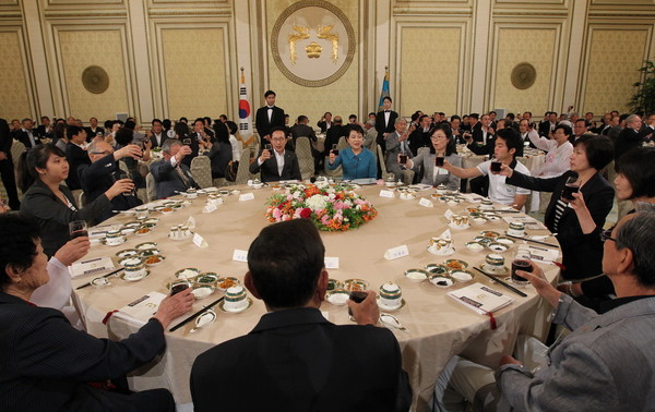 ▲ 이명박 대통령이 5일 국가 유공자와 유가족을 청와대에 초청해 가진 오찬에서 건배를 제의하고 있다. ⓒ 청와대