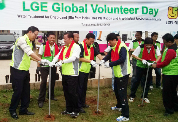 ▲ ⓒ앞줄 가운데 LG전자 배상호 노조위원장, 황상인 노경담당.