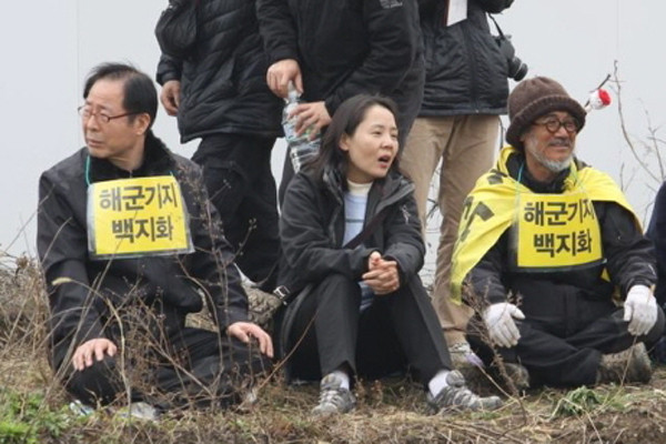 ▲ 제주해군기지 반대 시위대를 찾은 임수경 민주통합당 의원(가운데). 왼쪽은 권영길 前민노당 의원, 오른쪽은 문규현 신부(?)다.