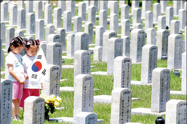 ▲ 국립현충원을 찾아 호국영령들께 묵념하는 어린이들. 종북주의자들은 '부끄러움'이라는 게 없는 걸까.