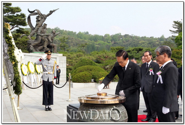 ▲ 이명박 대통령이 6일 서울 동작동 국립현충원에서 열린 제57회 현충일 추념식에 참석, 현충탑에 분향하고 있다. ⓒ 청와대