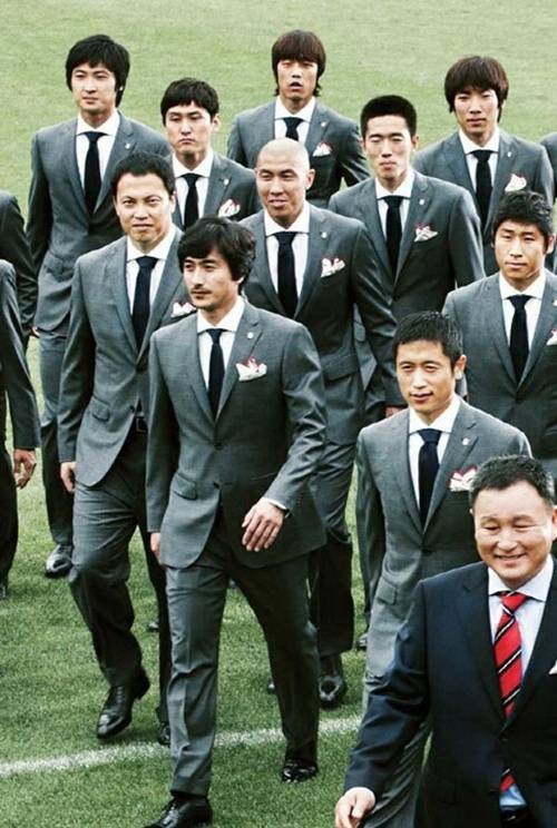 ▲ 2010년 남아공 월드컵 당시 국가대표팀 선수단이 모 의류 브랜드의 수트화보를 촬영한 것. ⓒ 제일모직 갤럭시  화보