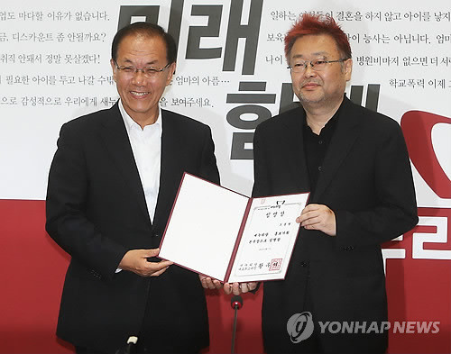 ▲ 새누리당 황우여 대표가 7일 오전 국회에서 열린 새누리당 최고위원회의에 앞서 조동원 홍보기획 본부장에게 임명장을 수여하고 있다. ⓒ 연합뉴스