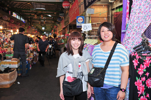 ▲ 지난 5월 29일 광장시장을 찾은 일본인 관광객 토리모요코(왼쪽)씨와 시히카와 씨 ⓒ정상윤 기자
