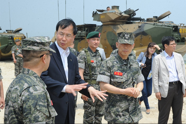 ▲ 노대래 방사청장이 포항 해병1사단을 찾아 상륙돌격장갑차를 타본 뒤 일선 부대원들의 의견을 묻고 있다.
