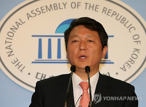 ▲ 민주통합당 최재성 의원이 7일 국회 정론관에서 새누리당의 종북 색깔론을 비판하고 있다. ⓒ 연합뉴스