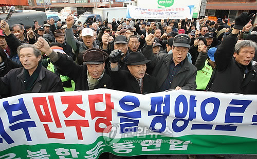 ▲ 최재성 의원이 지난 2008년 민주당 대변인을 지내면서 대북전단을 뿌린 탈북자 단체에 대해 '매국 단체'라고 발언한 것에 대해 자유북한운동연합 등 탈북자단체와 보수 시민단체 회원들이 사과를 요구하는 구호를 외치고 있다. ⓒ 연합뉴스