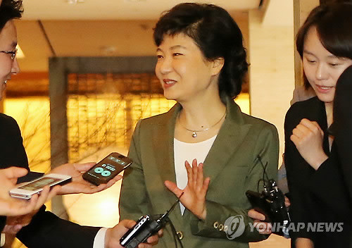 ▲ 새누리당 박근혜 전 비대위원장이 4일 오전 서울 서초구 반포동 팔래스호텔에서 열린 새누리당 비례대표 '약지25' 모임에 참석하고 있다. ⓒ연합뉴스