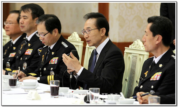 ▲ 이명박 대통령은 8일 김기용 경찰청장·이강덕 해경청장 등 경찰 지휘부를 청와대로 불러 오찬을 함께 했다. ⓒ 청와대