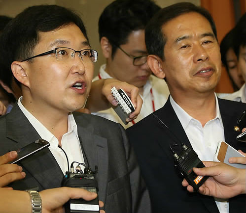 ▲ 김문수 지사 측 김용태 의원(좌)이 8일 국회 정론관에서 새누리당 경선무산 가능성을 공개 경고하고 나서 취재진의 추가질문에 답변하고 있다. 오른쪽은 정몽준 의원 측 대리인 안효대 의원 ⓒ연합뉴스