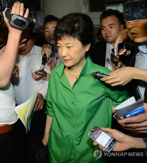 ▲ 새누리당 박근혜 전 대표가 8일 천안 지식경제공무원교육원에서 열린 의원연찬회장으로 이동하고 있다. ⓒ 연합뉴스