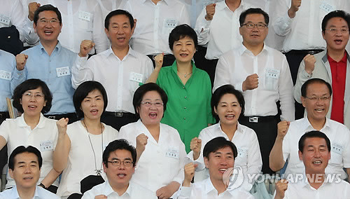 ▲ 새누리당 박근혜 전 대표와 황우여 대표 등 의원들이 8일 천안 지식경제공무원교육원에서 열린 의원 연찬회에서 기념촬영하고 있다. ⓒ연합뉴스