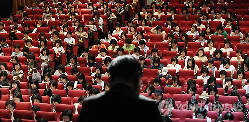 ▲ 7일 모의수능을 시작으로 올해 대학입시도 본격적인 막이 올랐다. 사진은 한 입시컨설팅사가 주최한 입시설명회장을 가득 메운 학부모들의 모습.ⓒ 사진 연합뉴스(자료사진)