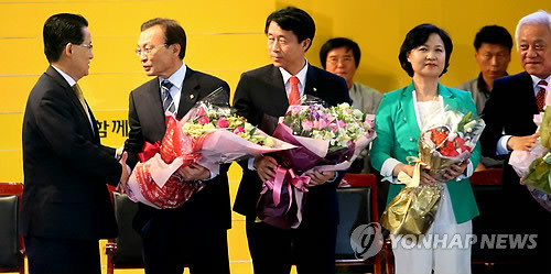 ▲ 민주통합당 이해찬 새 대표와 박지원 원내대표가 9일 고양시 킨텍스에서 열린 당 대표 및 최고위원을 선출하는 전당대회를 마치고 나서 악수하고 있다. ⓒ 연합뉴스