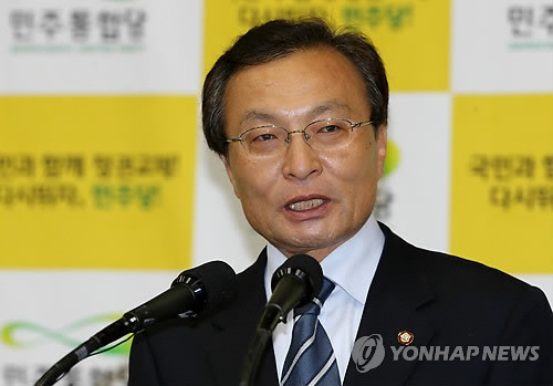 ▲ 민주통합당 이해찬 새 대표가 9일 고양시 킨텍스에서 열린 당 대표 및 최고위원을 선출하는 전당대회를 마치고 나서 기자회견을 하고 있다. 2012. 6. 9 ⓒ 연합뉴스