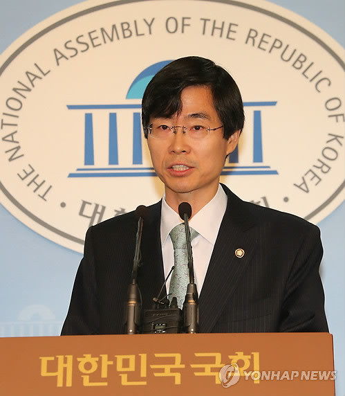 ▲ 민주통합당 조경태 의원이 11일 국회 정론관에서 대선출마를 선언하고 있다. 2012. 6. 11 ⓒ (서울=연합뉴스) 백승렬 기자