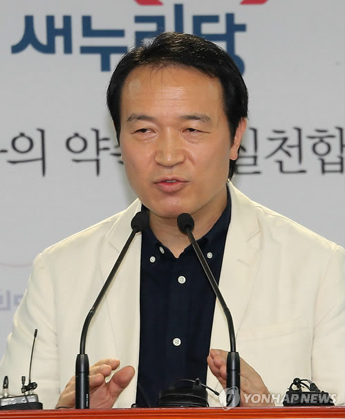 ▲ 대선 출마를 선언한 새누리당의 임태희 전 청와대 대통령실장이 10일 여의도 당사에서 "당 지도부가 독선적이고 비민주적으로 대선경선을 운영하면 대선에서 패배할 것"이라고 당 지도부의 대선경선에 대해 비판하고 있다. ⓒ연합뉴스